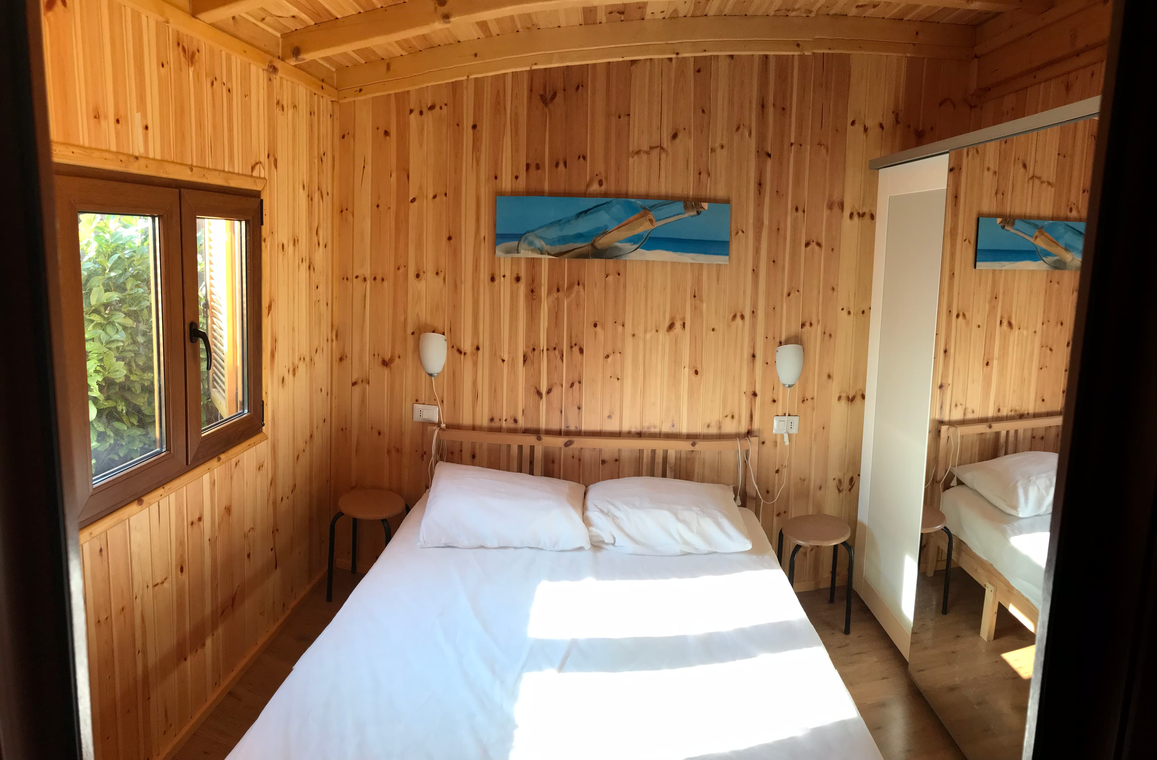 De "master bedroom" met kledingkast en spiegel