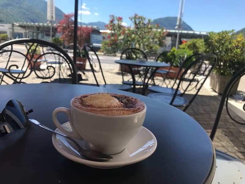 Geniet van een lekkere cappuccino met fantastisch uitzicht